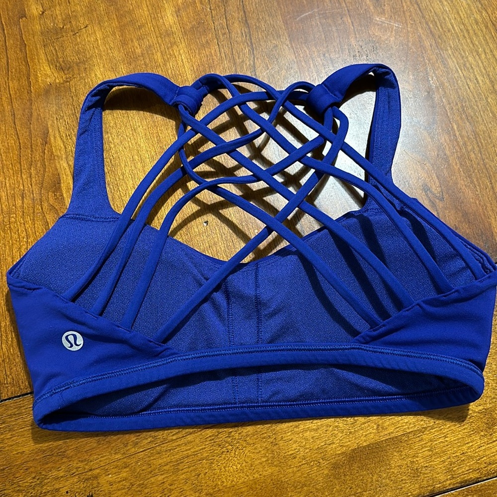 Lululemon sports bra with a pretty back size 4 EUC